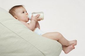 Как кормить ребёнка грудным сцеженным молоком